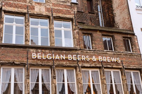 Jakie są piwa belgijskie? Chmiel, fermentacja, browar – wszystko o piwach z Belgii.