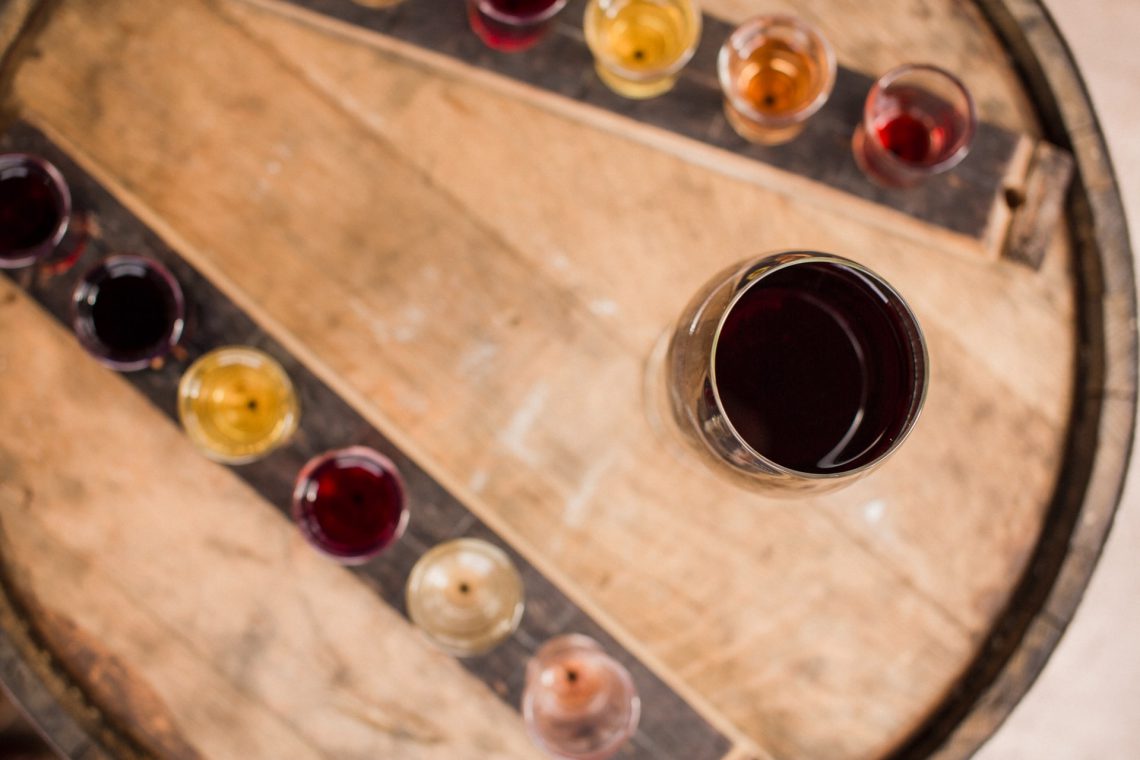Jakie są rodzaje wina i jakie są szczepy winorośli? Poznaj podział wina czerwonego, różowego i białego!