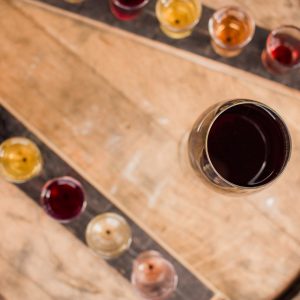 Jakie są rodzaje wina i jakie są szczepy winorośli? Poznaj podział wina czerwonego, różowego i białego!