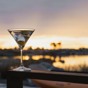 Poznaj mocarny przepis na drink z martini. Wstrząśnięte czy zmieszane?