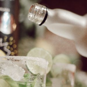 Polskie Alkohole: Odkryj Tradycyjne Smaki na Twoim Stole